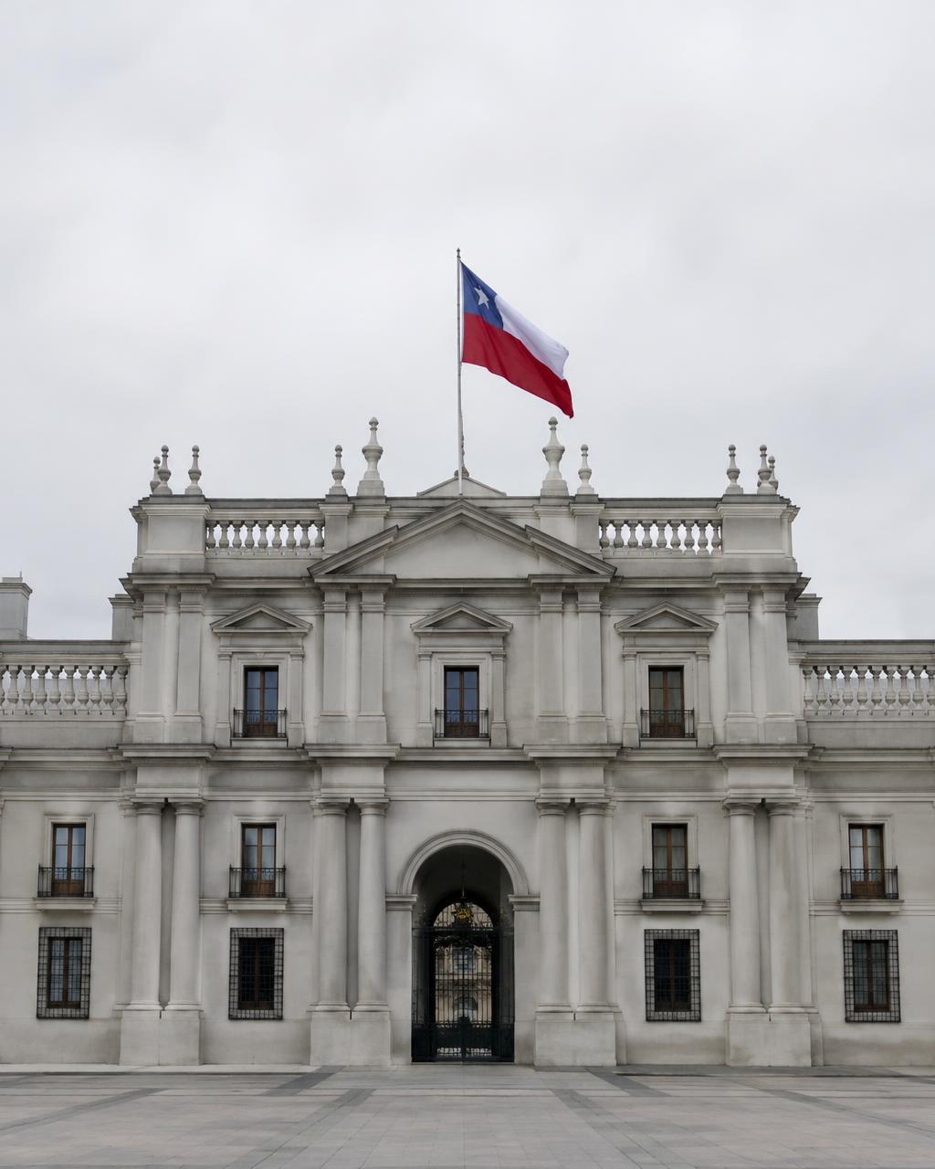 Edificio institucional chileno con bandera